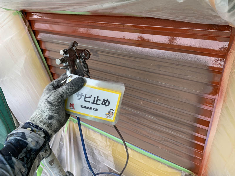 戸袋：雨戸の下塗りの様子です。