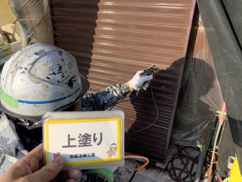 戸袋：雨戸の上塗りの様子です。