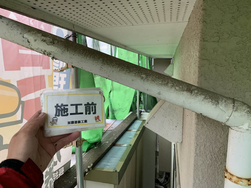 雨樋の上にほこりや汚れが乗っています。