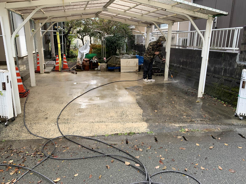 駐車場内の土間もきれいにしました。