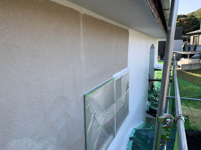 外壁塗装：下塗りの様子です。