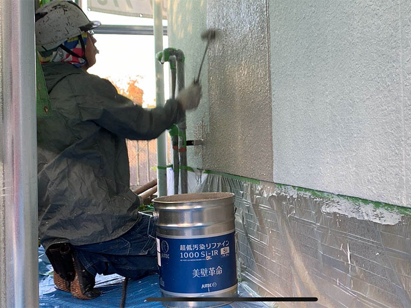 外壁：中塗りの様子です。