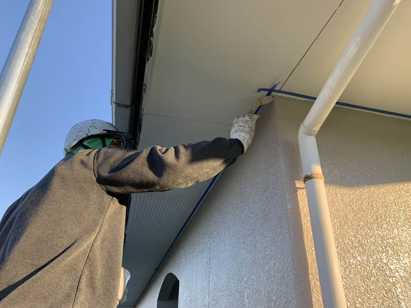 軒天と外壁のキワのラインだしの様子です。