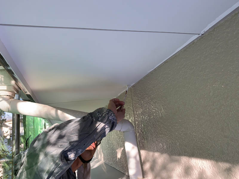 けっこうな手間がかかります。軒天の旧塗膜がよくないと紙テープをはいで手直しが大変です。