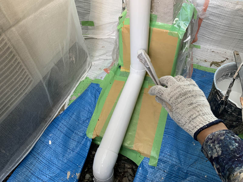 雨樋の塗装：下塗りの様子です。