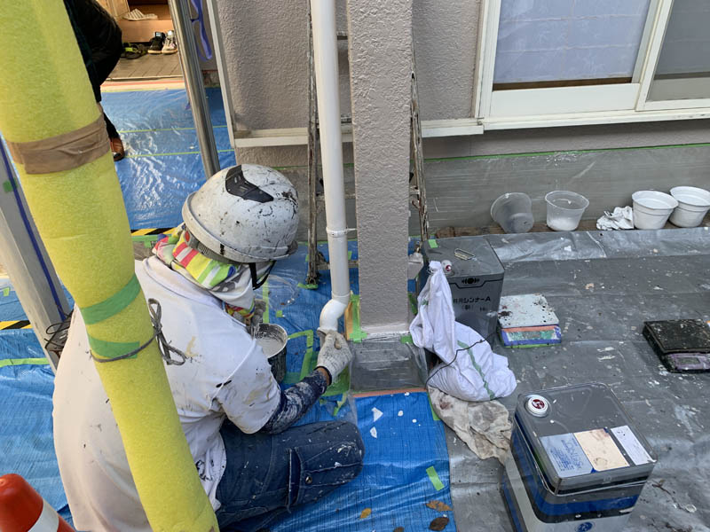 雨樋塗装：上塗りの様子です。