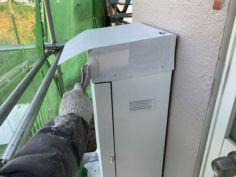 ダストシュート塗装の様子です。