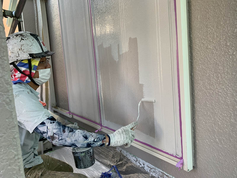 雨戸塗装：下塗りの様子です。
