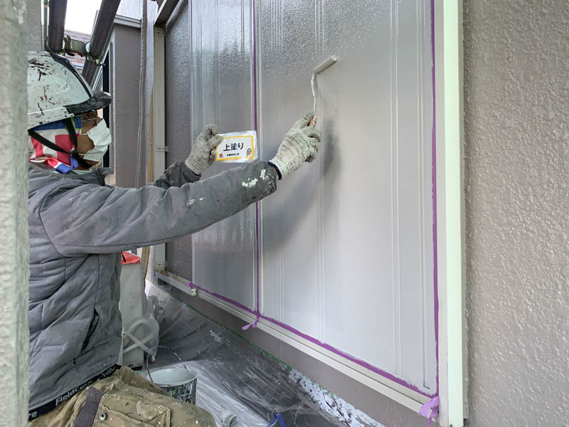 雨戸塗装：上塗りの様子です。