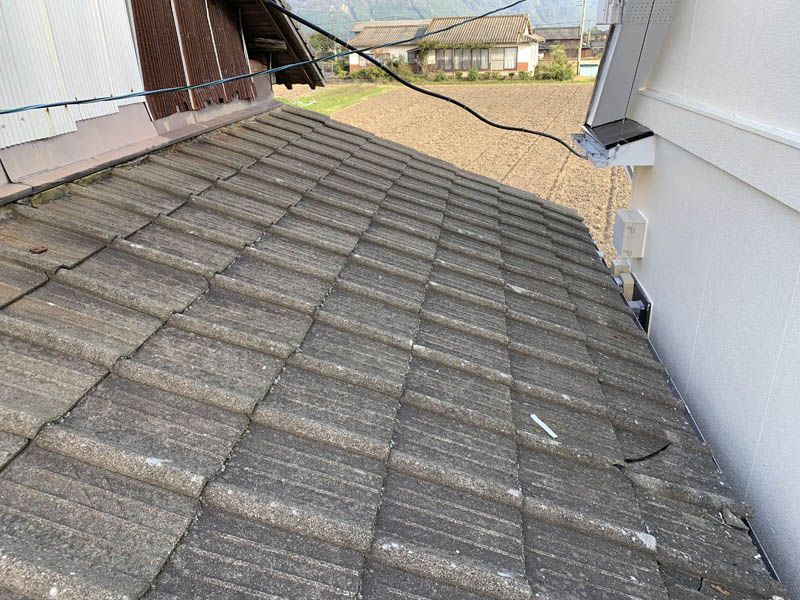 施工前の様子です。瓦が劣化し過ぎると人が乗ると真ん中が割れます。