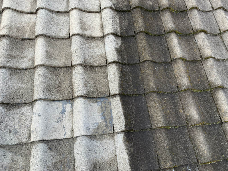 高圧洗浄をしている様子です。こんなに黒ずんでいました。