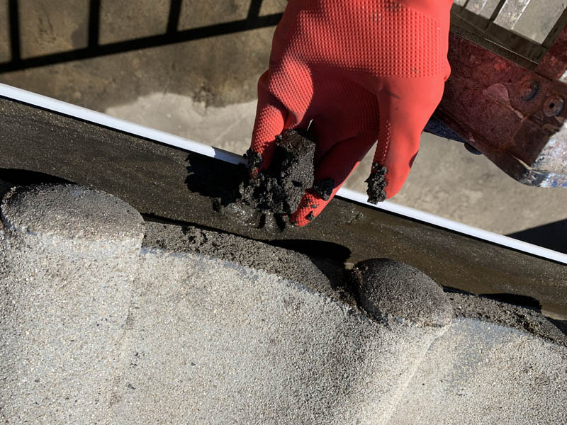 セメント瓦からでた砂の量が半端ないですね。