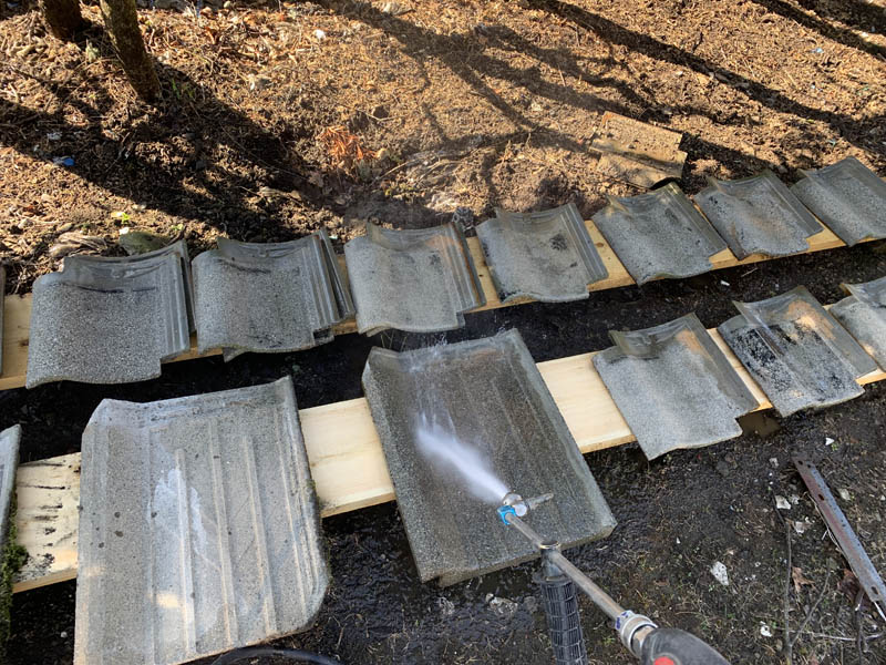 予備瓦も塗装するため洗浄しました。