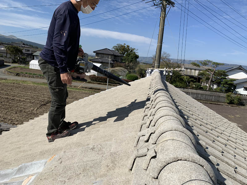 吹き付けをする前にブロワーで吹かせて下地をきれいな状態にします。