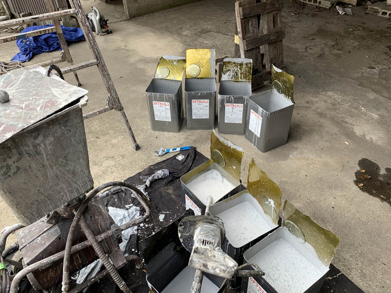 下塗りを吹き付けます。この下塗りで塗装工事が成功するかどうかが決まります。