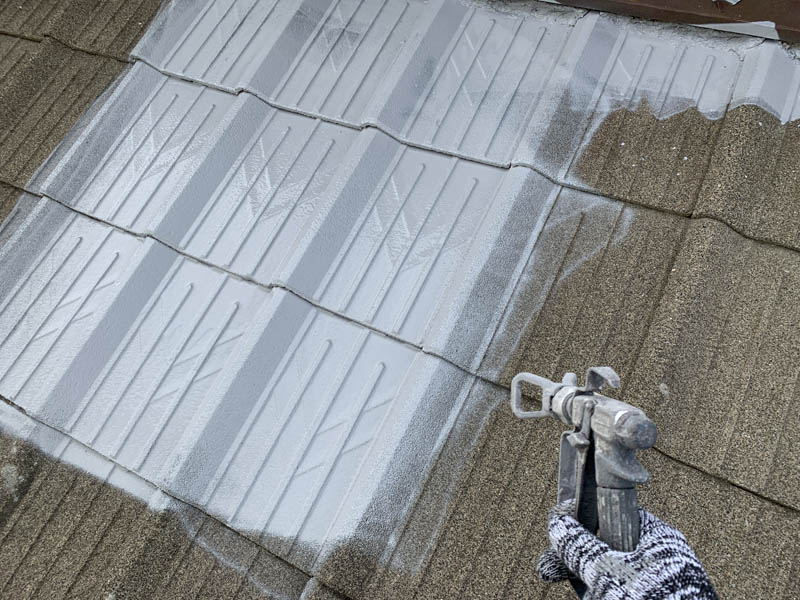 下塗り吹き付けの様子です。企業秘密な方法で下塗りを吹き付けます。