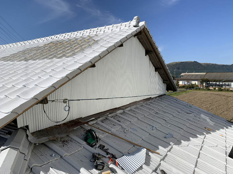 高耐久のガルバリウム鋼板を取り付けました。ポイントは厚みと釘です。