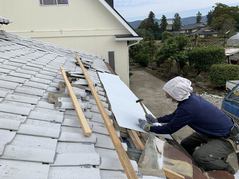 高耐久のガルバリウム鋼板でかぶせました。