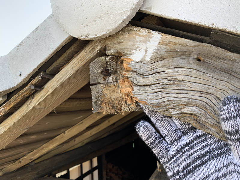 破風板がなくなっています。