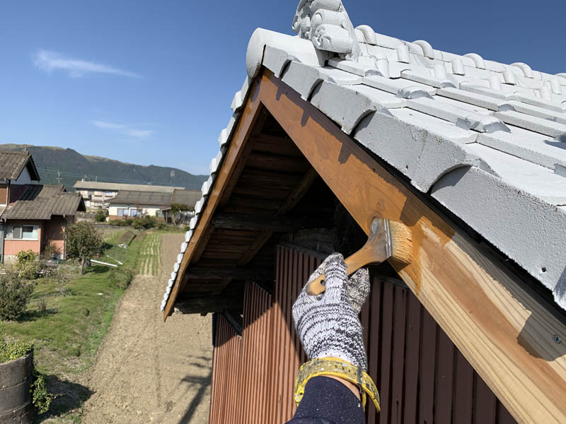 破風板を新しいものに打ち替えて、より長持ちするようにキシラデコールで塗装しました。