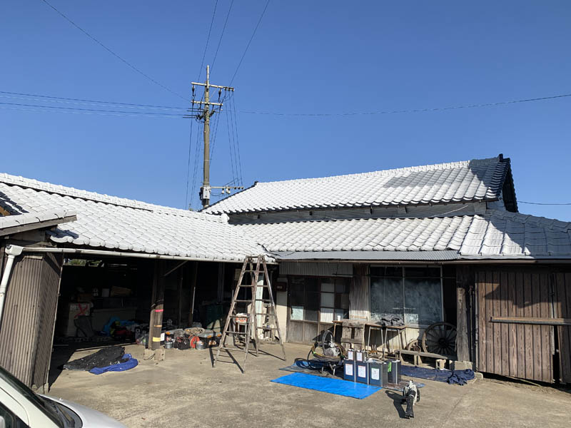 下塗り施工後に雨が降ればオッケーです。理由は長くなるのでここでは説明しません。