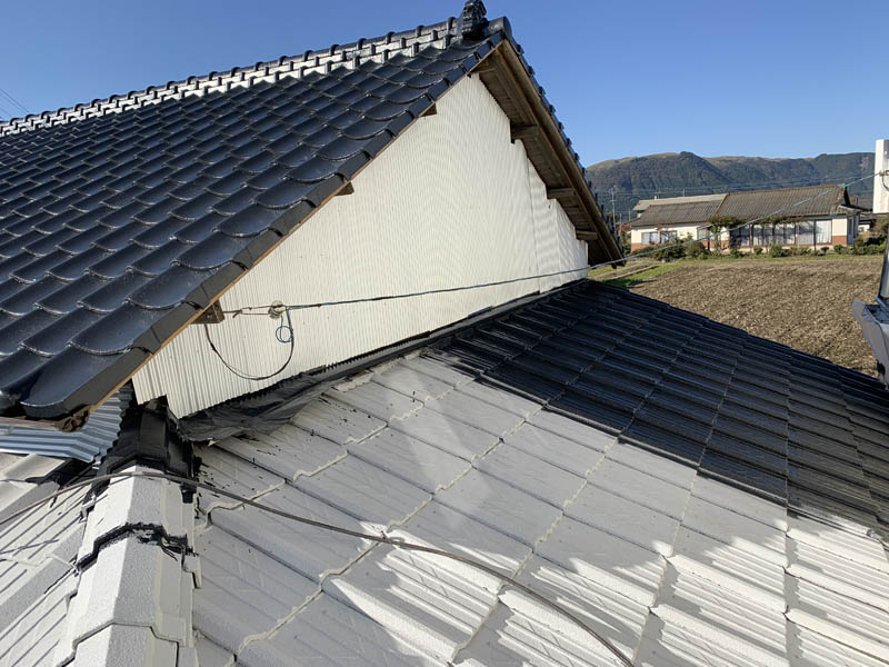 中塗りの様子です。下地ができているとこのように中塗りでも艶が伸びます。