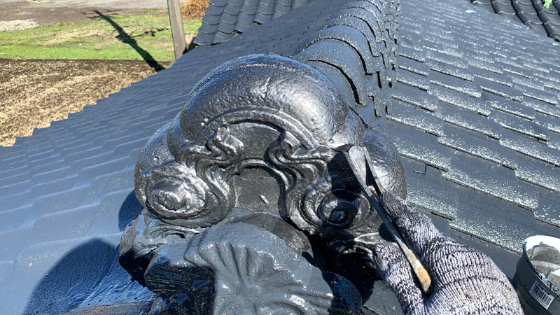 手塗りで3回、鬼瓦も蘇りましたね。ここまで傷んでいた瓦は普通の塗装ではこうなりません。