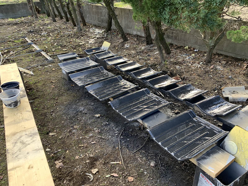 予備瓦塗装：上塗りの様子です。