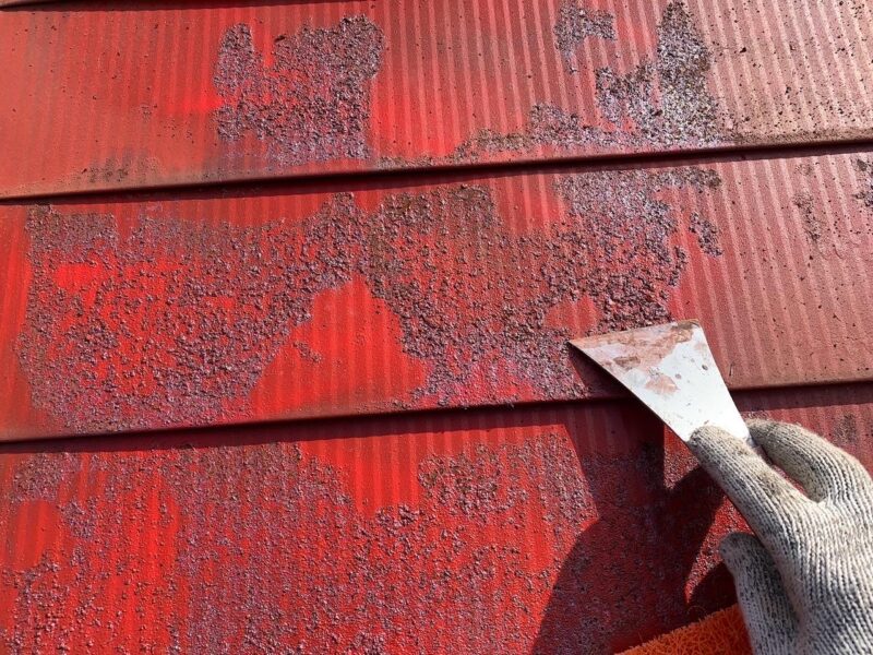 前回の塗り替えは錆を落として塗装していないので表面がガザガザしています。カワスキを使用して浮いている箇所をケレンして綺麗にしていきます。