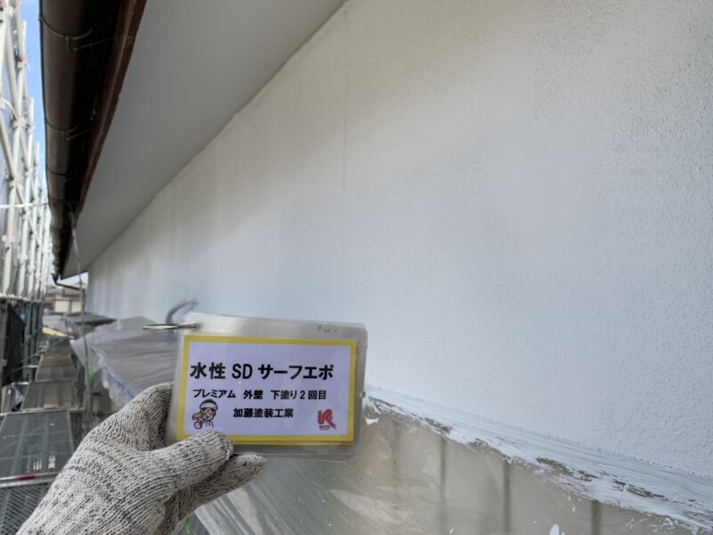 外壁モルタル壁はとくに風化がひどいく下塗り一回塗りでは吸い込みが激しく、下塗りを２回塗り込みました。