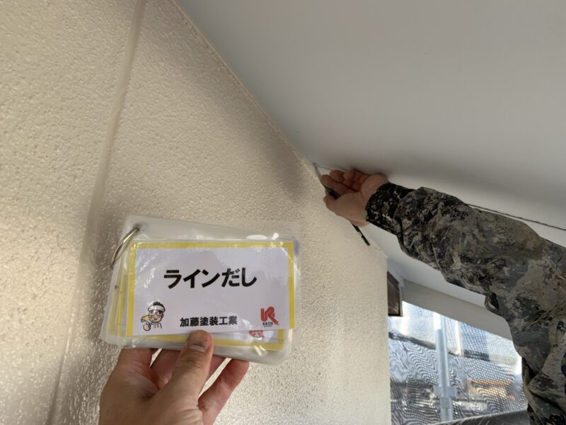 軒天と外壁のキワのラインだし作業です。