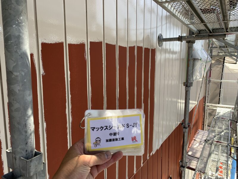 中塗り状況です。目地があるので一回一回ハケをとらないといけないので、時間がかかりました。