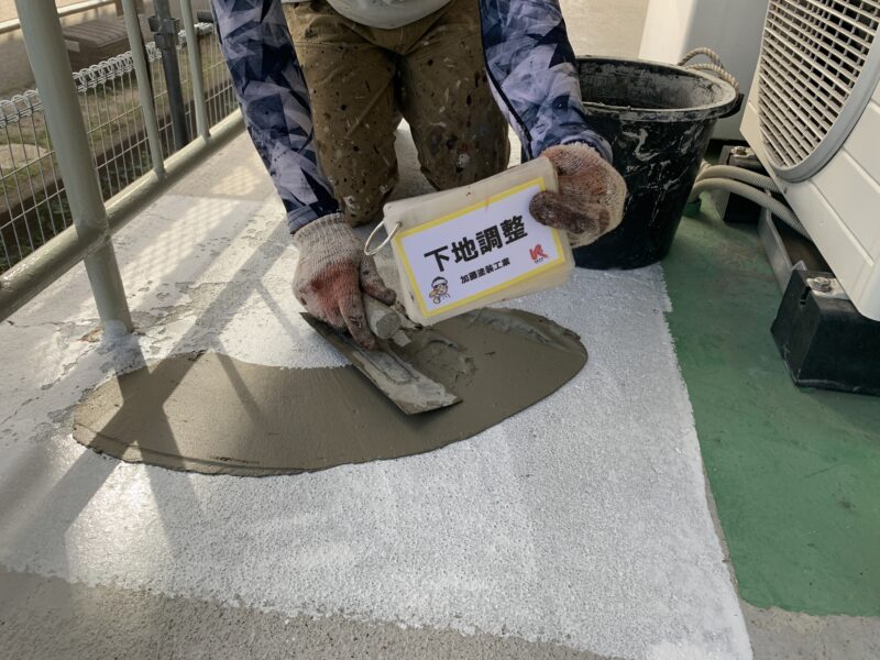 カチコテ施工中のお写真です。表面の凹凸をフラットにします。