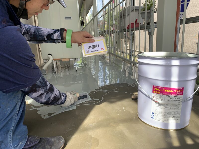 防水層　中塗り状況です。コテ塗りで二ミリ厚で仕上げでいきます。