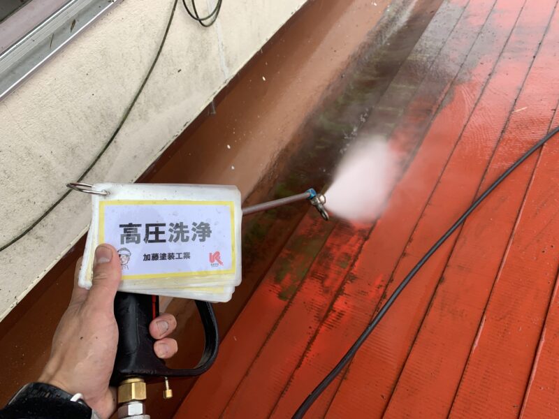 高圧洗浄の状況です。コケが発生していました。