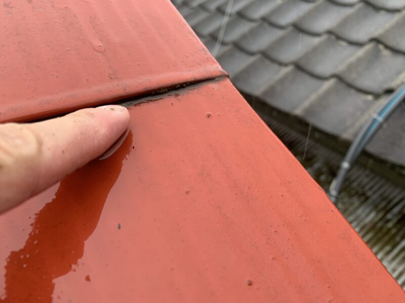 ここのつぶしてある箇所の重なり目はわかりずらいですが、コケが発生しています。洗浄で綺麗にして塗装します。