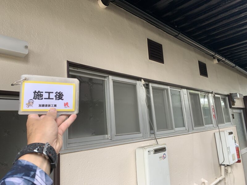 一階通路　木部や付帯部も塗装しましたのできれいです。ひび割れの箇所もわからなくなりました。