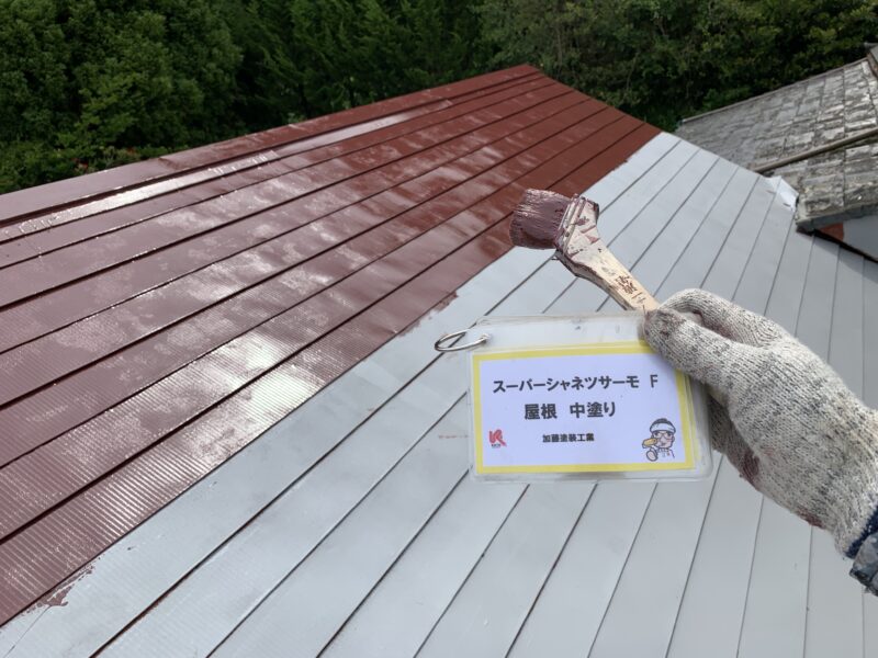 むらにならないように重なり目できってから塗っていきます。