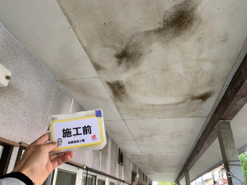 天井に雨染みが発生しています。雨漏りしている状況でした。
