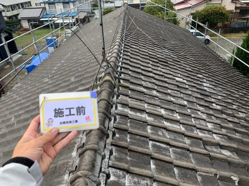 屋根瓦施工前のお写真です。かなり風化が進行しています。