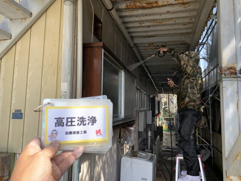 外壁に付随する箇所も丁寧に洗浄します。