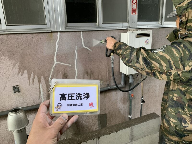 外壁は防水機能が完全にない状態です。染み込んでいく様子がわかります。