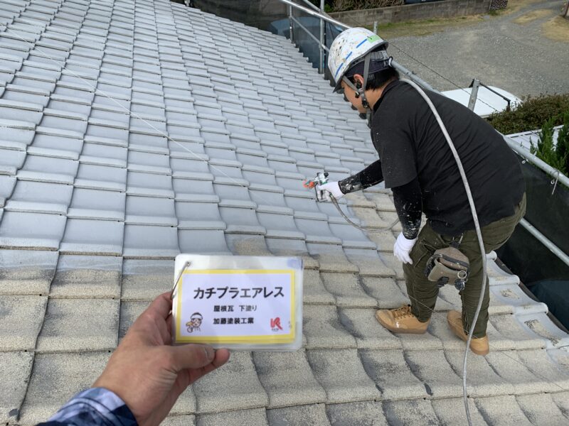 屋根瓦の下塗り状況です。たっぷりと下地に吸わせます。