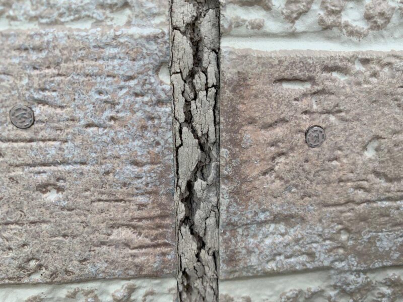 シーリングはズタズタな状態でした。築年数の割には痛みが激しかった印象をうけます。