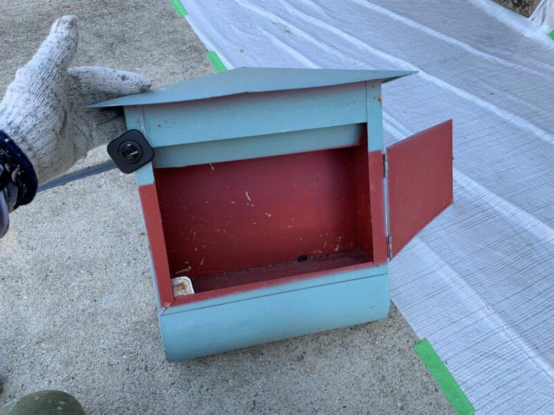 ポストも塗りました。