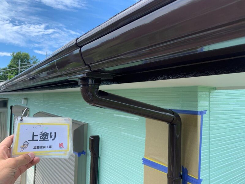 施工後のお写真です。雨どいフッ素塗料で仕上げました。