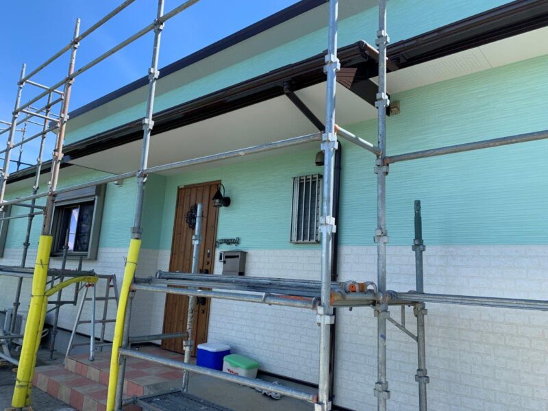 外壁、屋根、付帯部はフッ素塗料で仕上げました。