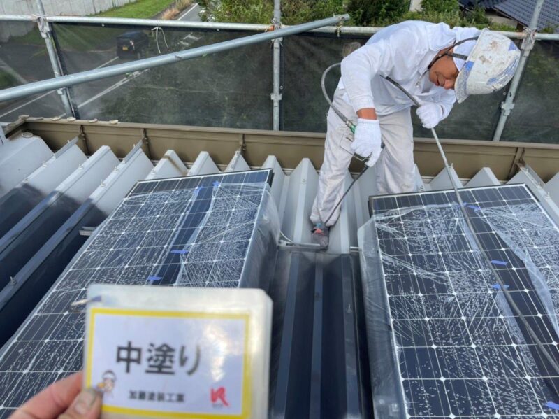 土日の休日を見計らって吹付をしました。中塗り状況です。