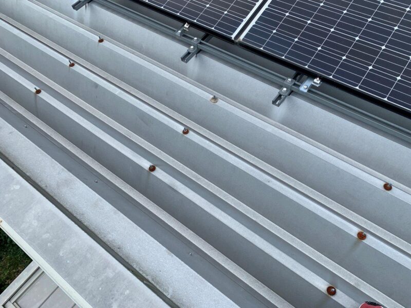 屋根は折半屋根で取り付け金具からさびが発生していました。