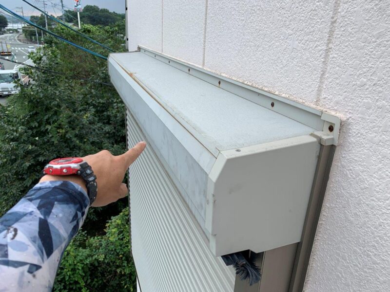 シャッターボックスも手で触ると白い粉がついてくる状態でした。